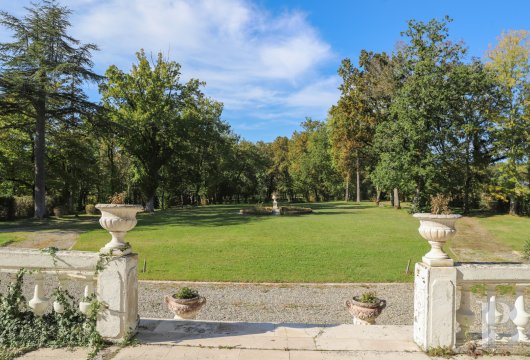 An 18th century chateau surrounded by trees and hills in the Lot valley - photo  n°6